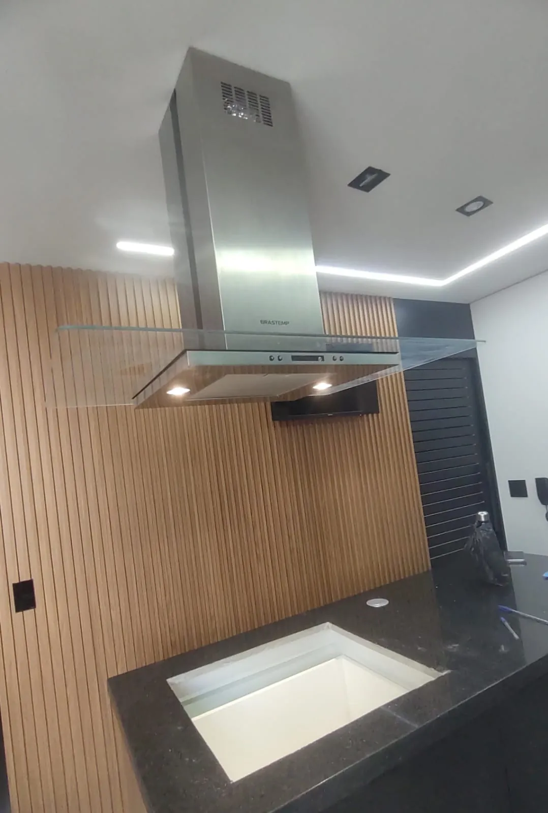 Coifa instalada em cozinha residencial